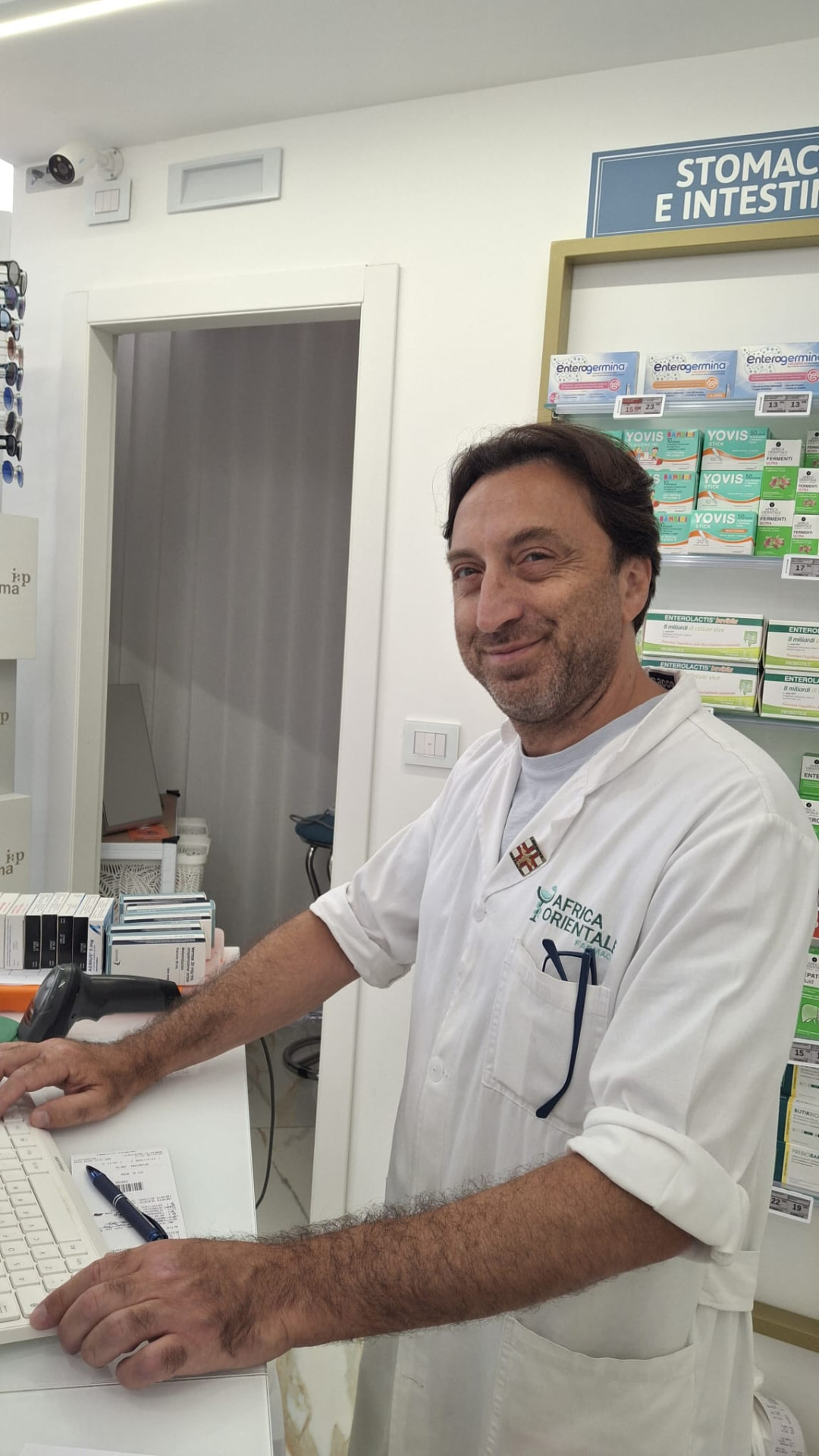 Gennaro, farmacista collaboratore della Farmacia Africa Orientale