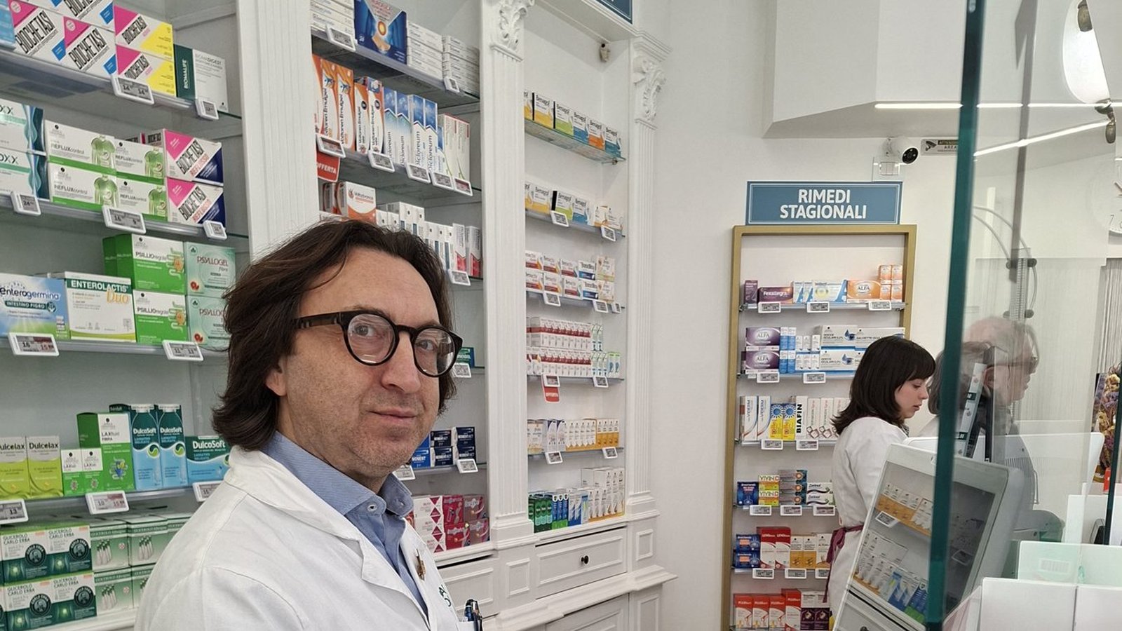 Il banco della Farmacia Africa Orientale durante una consulenza