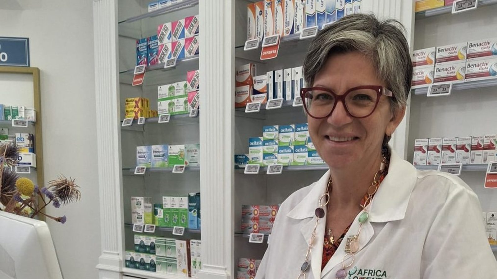 Farmacista al banco della Farmacia Africa Orientale a Brindisi